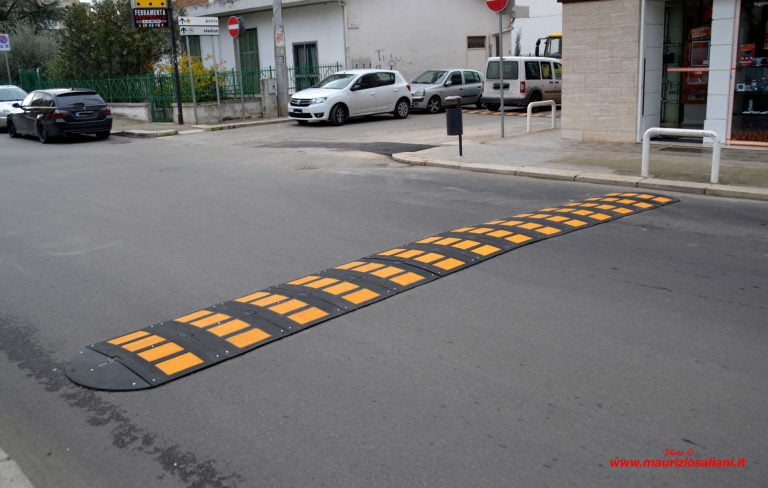I “dissuasori di velocità” in via Bari.