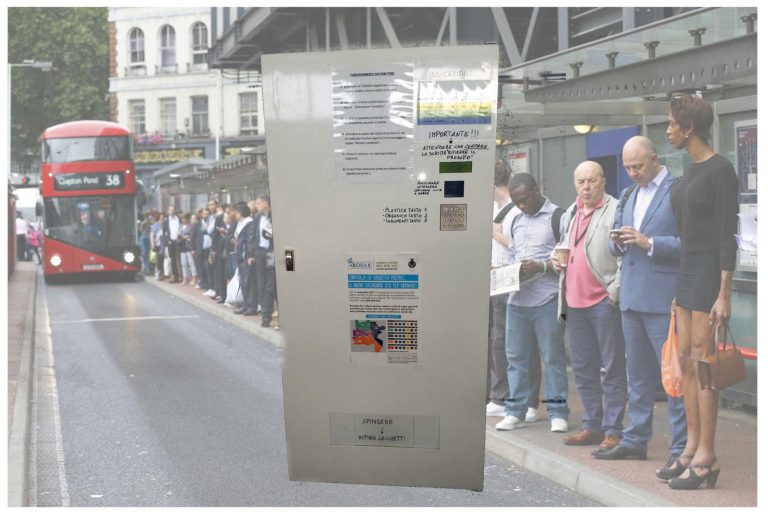 Come gli inglesi in fila alla fermata del bus.