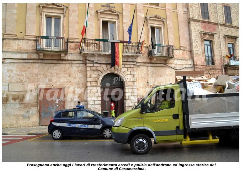 L’ingresso storico del Comune. Proseguono i lavori.