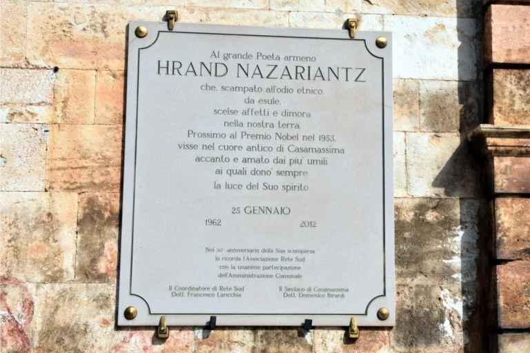 Casamassima e la lapide in memoria di Hrand Nazariantz.