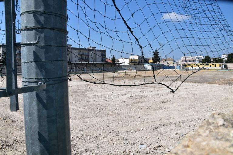 Sul campo sportivo oltre i lavori “procedono” spedite anche le polemiche.