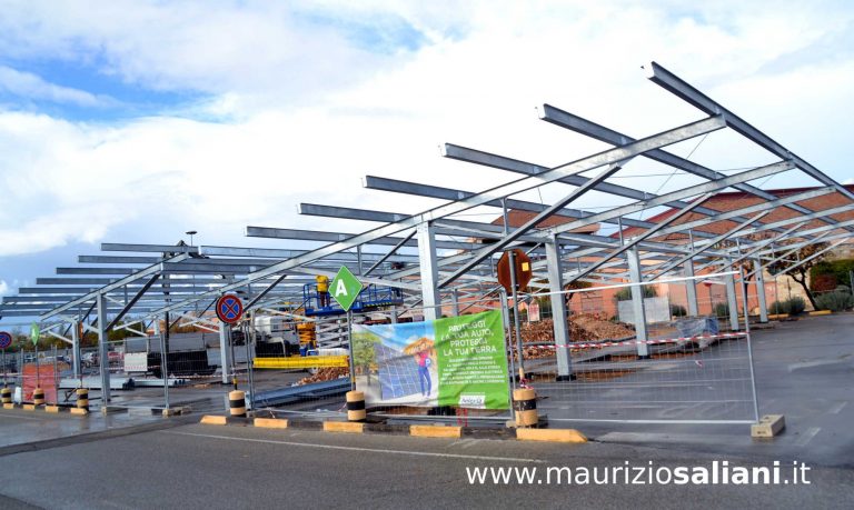 Quelle pensiline sui parcheggi Auchan a Casamassima.