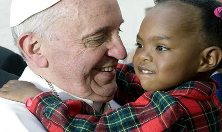 Guardo la pelle di mia figlia è scura, eppure se la tocco è uguale alla mia, Santo Padre…